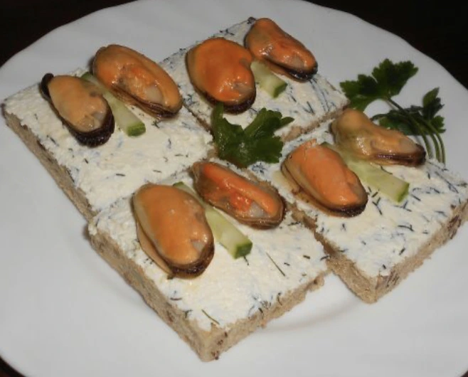 Sandwiches with Mussels and Cottage Cheese