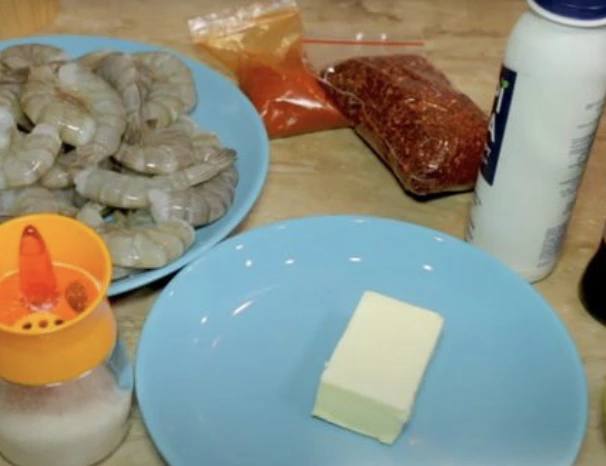 Spicy Fried Shrimps with Garlic (in Butter) step 1