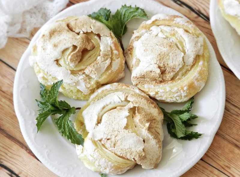 Puff Buns “Roses” with Meringue