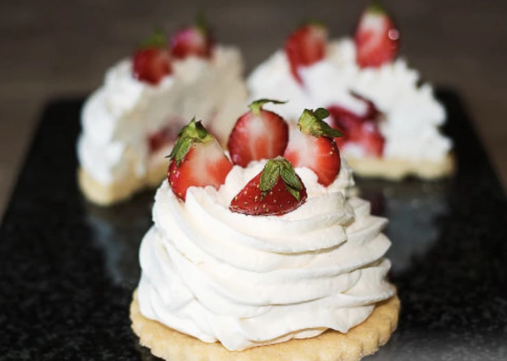 “Pavlova” Meringue Cakes
