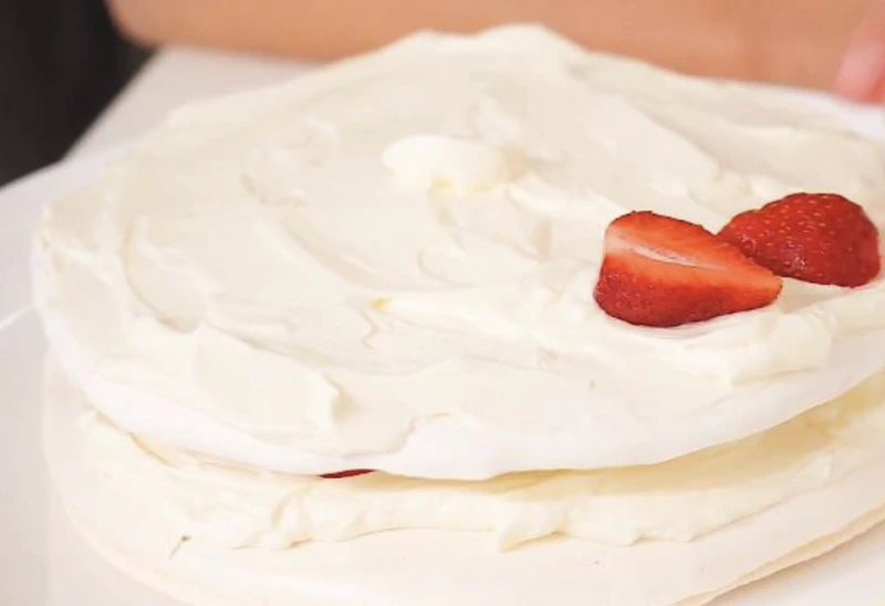 “Pavlova” Meringue cake with Strawberries and Whipped Cream step 4
