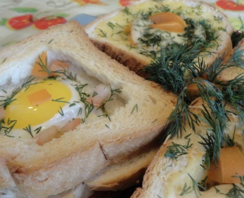 Hot Toast with Mushrooms and Eggs