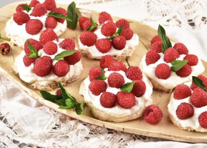 Nut Meringue with Yogurt and Raspberries