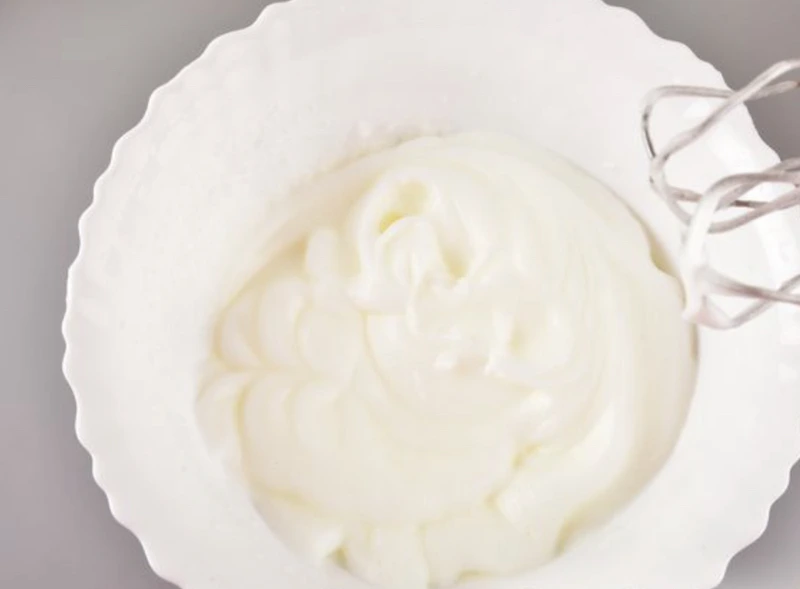 Nut Meringue with Yogurt and Raspberries step 3