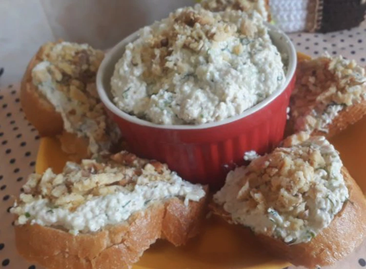 Cream Cheese Spread with Cucumber and Garlic