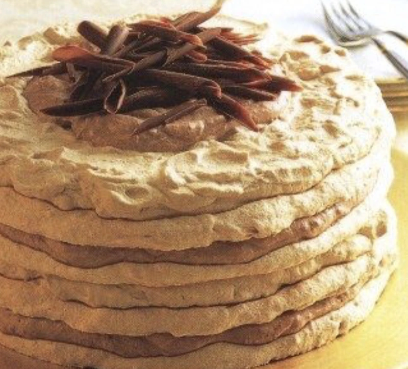 Meringue Cake with Hazelnuts