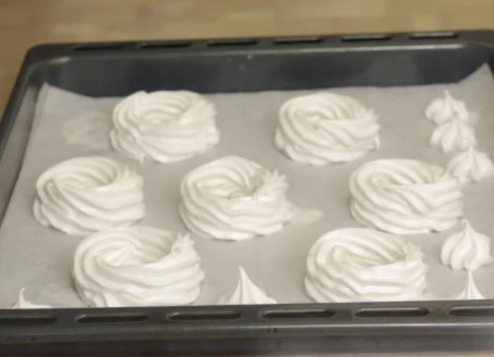 “Pavlova” Meringue Cakes step 9