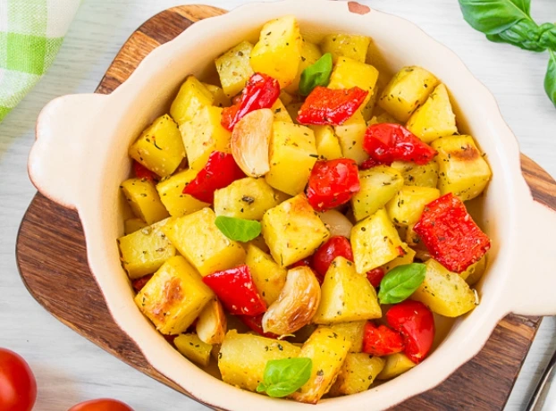Baked Potatoes with Garlic and Bell Pepper