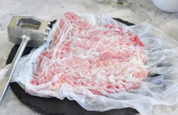 Pork or Veal Schnitzel Stuffed with Cheese step 1