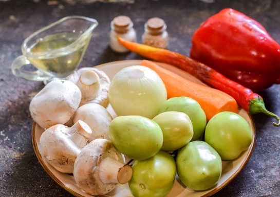 Saute of Green Tomatoes with Bell Pepper and Mushrooms step 1