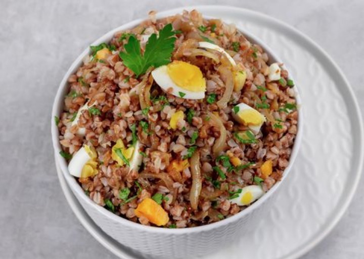 Buckwheat Porridge with Fried Onions and Boiled Eggs step 11