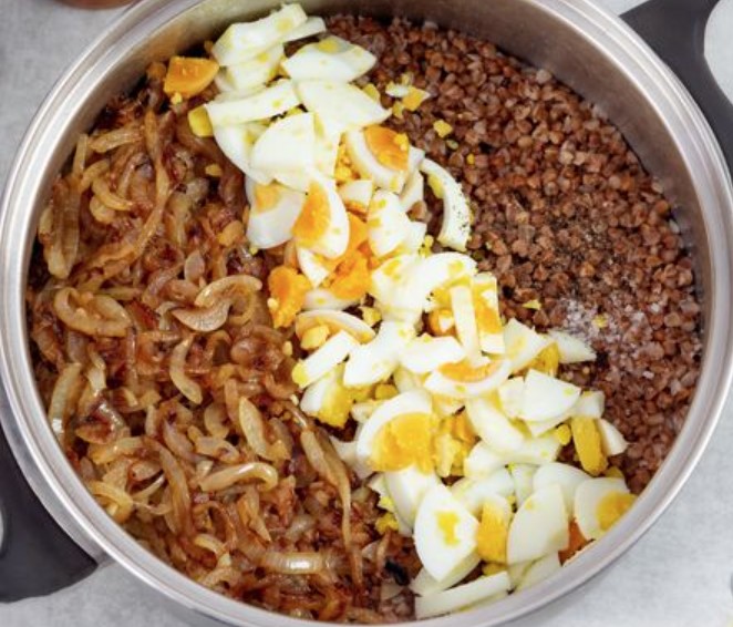 Buckwheat Porridge with Fried Onions and Boiled Eggs step 9