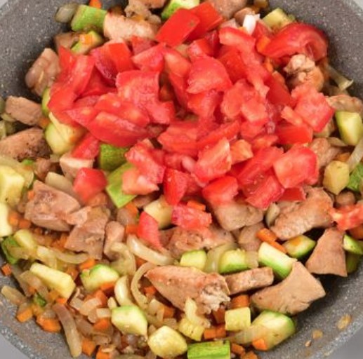 Buckwheat with Chicken, Zucchini, Tomatoes and Bell Peppers (in a Pan) step 6