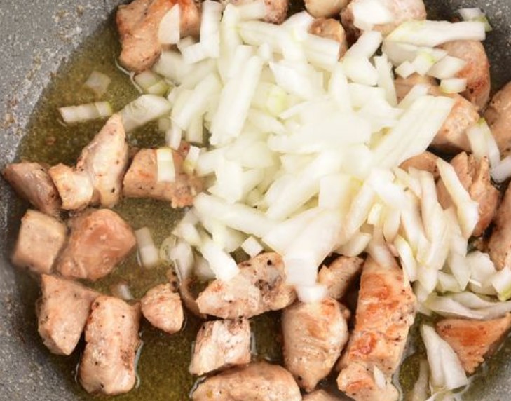Buckwheat with Chicken, Zucchini, Tomatoes and Bell Peppers (in a Pan) step 3