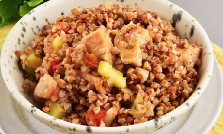 Buckwheat with Chicken, Zucchini, Tomatoes and Bell Peppers (in a Pan)