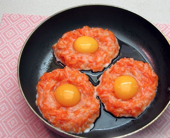 Croutons with Eggs in Potato-Carrot “Nests” step 6