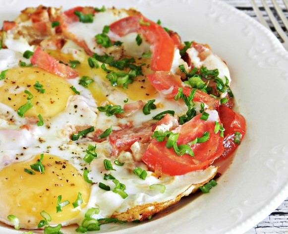 Fried Eggs with Tomatoes and Onions