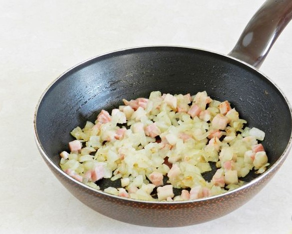 Fried Eggs with Tomatoes and Onions step 2