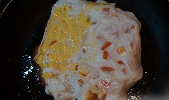 Fried Eggs in Bread, with Cheese and Tomato step 3