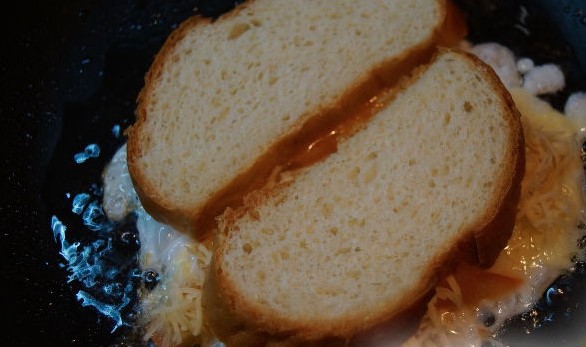 Fried Eggs in Bread, with Cheese and Tomato step 2