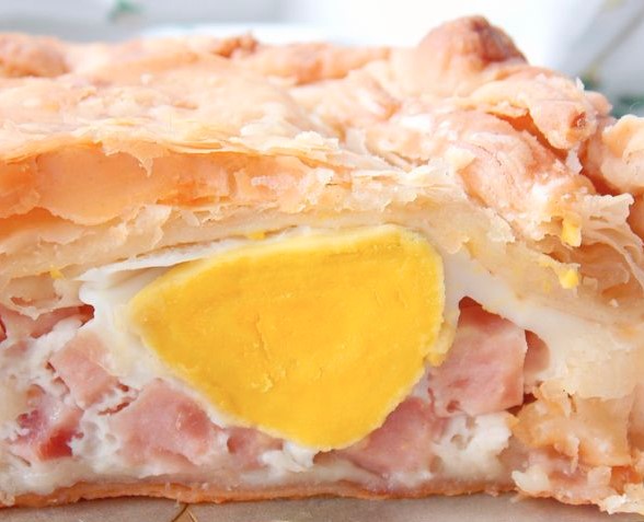 Fried Eggs in Puff Pastry, with Ham and Onions