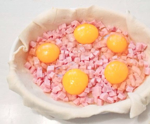 Fried Eggs in Puff Pastry, with Ham and Onions step 4