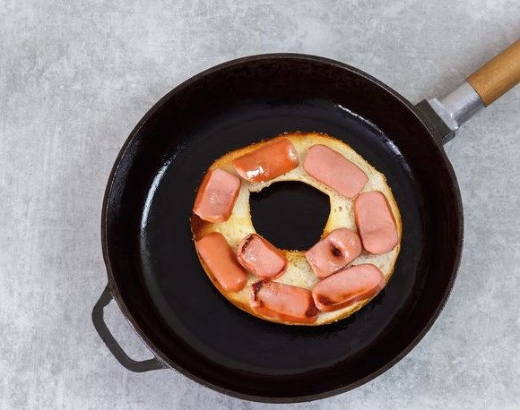 Fried Eggs in a Bagel with Sausages and Cheese step 4