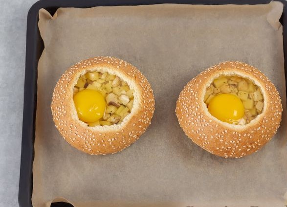 Fried Eggs in a Bun, with Mushrooms and Cheese (in the Oven)
