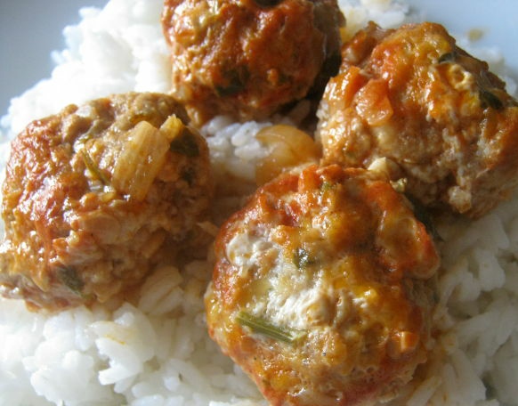 Meatballs in Tomato-Garlic Sauce