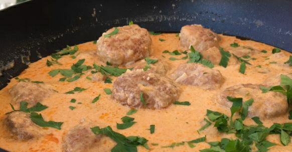Meatballs in Tomato-Sour Cream Sauce