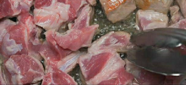 Heat the pan well, pour in vegetable oil and fry the pieces of meat over high heat until golden brown