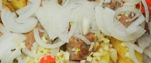 Add meat without oil and onions to potatoes