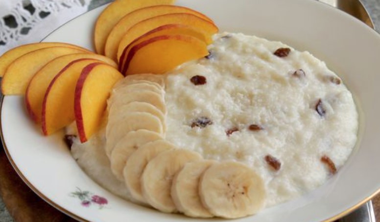 Milk Rice Porridge with Cottage Cheese and Raisins