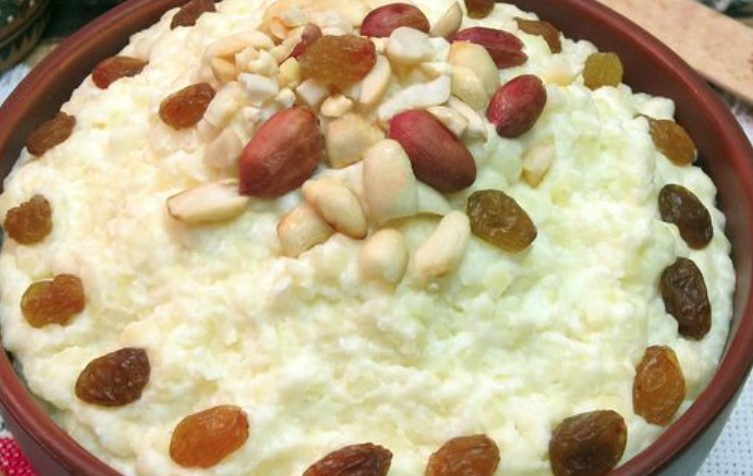 Millet Porridge with Cottage Cheese, Peanuts and Raisins