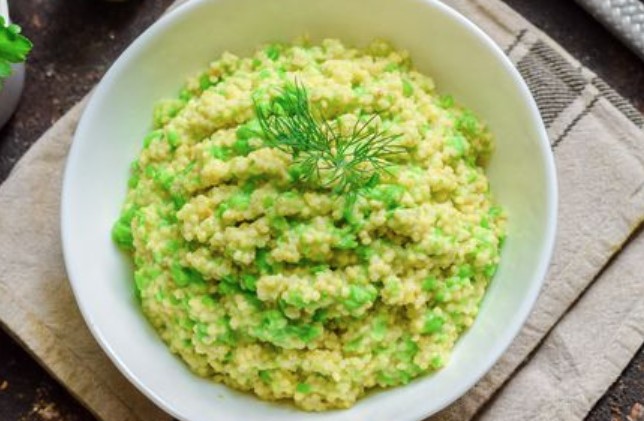 Millet Porridge with Green Peas and Cream