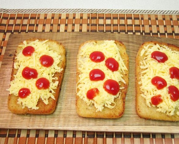 Sandwich with Scrambled Eggs, Cheese, and Ketchup step 5