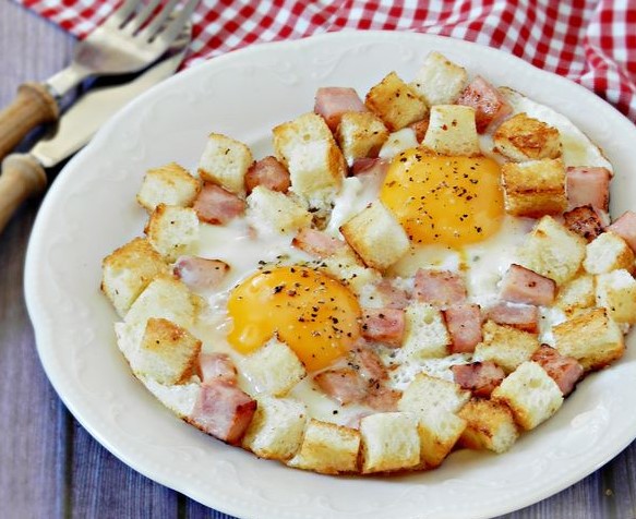 Scrambled Eggs with Ham and Croutons