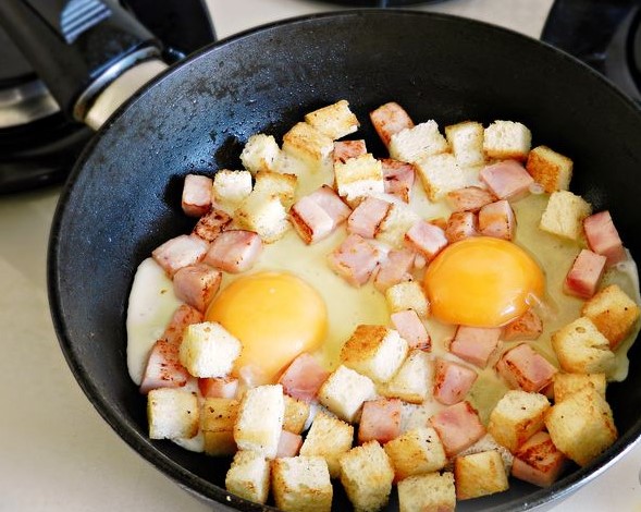 Scrambled Eggs with Ham and Croutons step 2