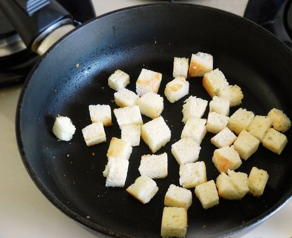 Scrambled Eggs with Ham and Croutons step 1