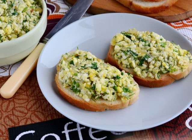 Sandwiches with Egg and Onion Spread