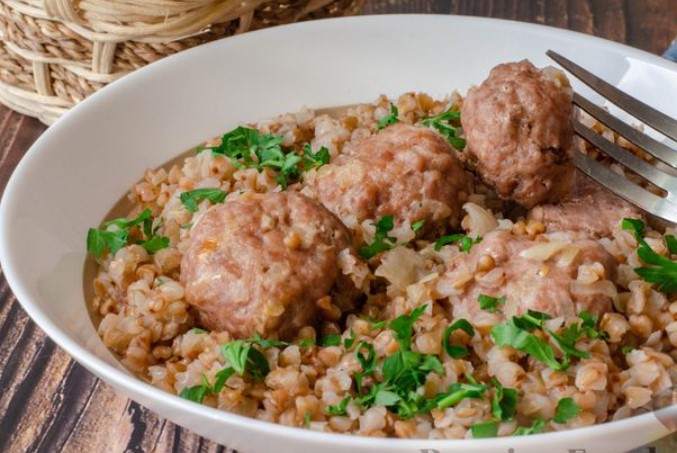 Buckwheat With Meatballs, in a Pan
