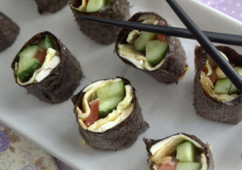 Rolls With Pink Salmon and Omelet