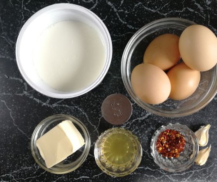 Chylbyr (Poached Eggs in Turkish) step 1