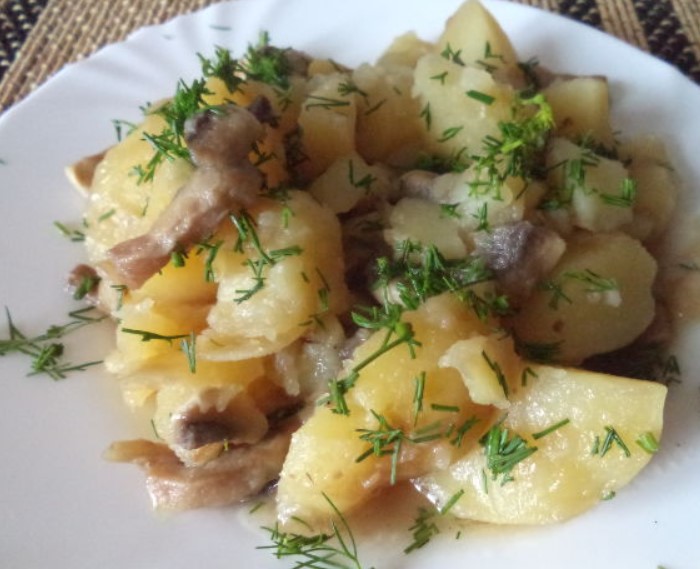 Potatoes Stewed with Mushrooms