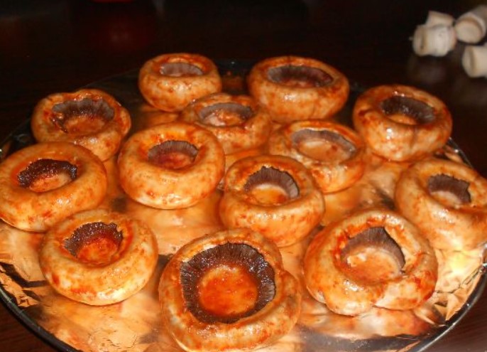 Champignons Stuffed with Smoked Chicken Salad step 4