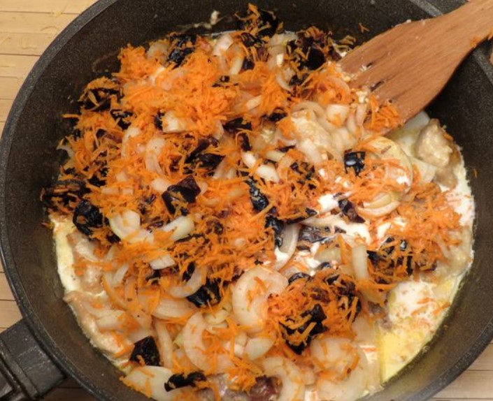 Chicken Fillet, Stewed in Cream, With Carrots and Prunes step 10