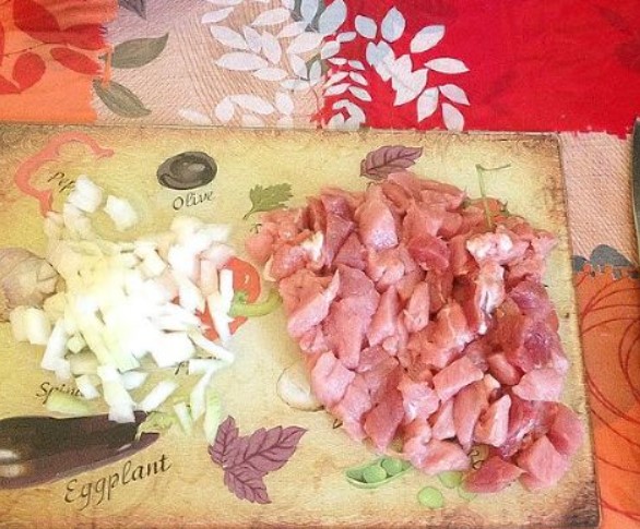 Finely chop the meat, chop the onion.