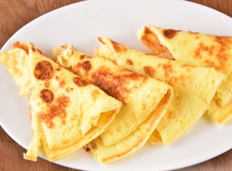 Omelet with Sour Cream and Cheese
