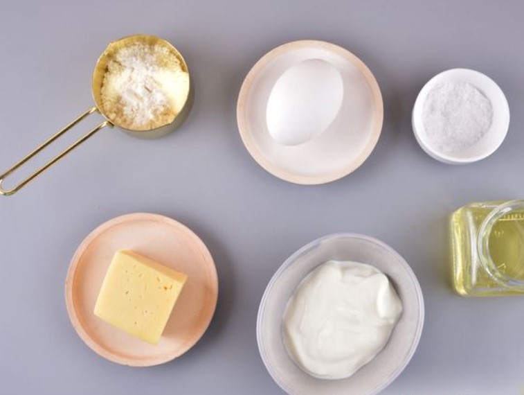 Omelet with Sour Cream and Cheese step 1