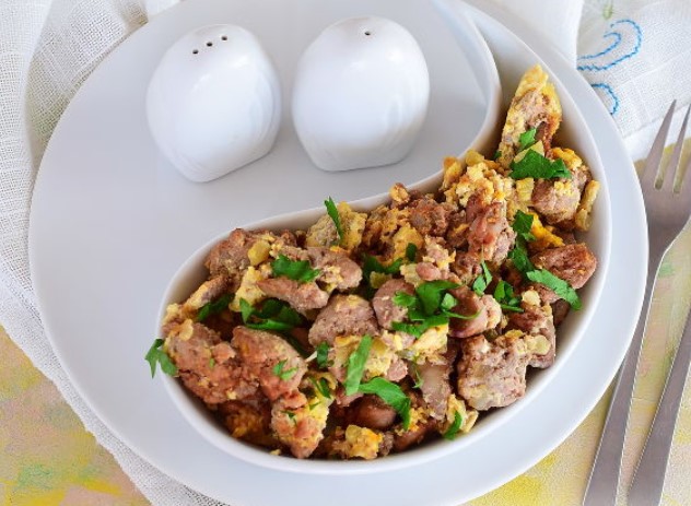 Chicken Liver in Romanian Style with Onions and Eggs